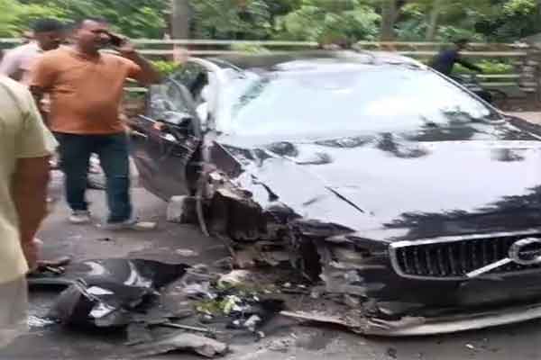 मोरहाबादी में अनियंत्रित कार पोल से टकराई, बाल बाल बचे मॉर्निंग वॉक कर रहे लोग