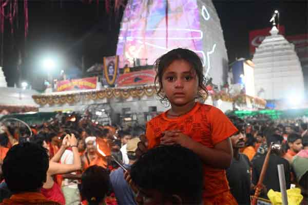 देवघर :  कांवर यात्रा में दिख रहा नन्हे बाल कांवरियों की भक्ति का अद्भुत दृश्य