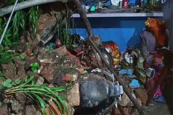 झरिया में राजमहल की जर्जर दीवार ढही, बाल-बाल बचे लोग, लाखों का नुकसान
