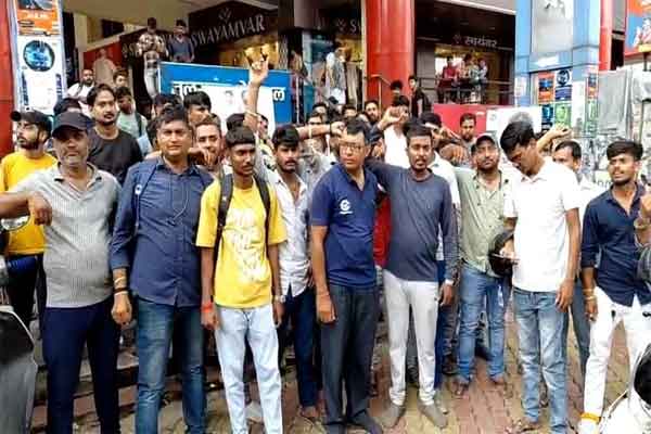 धनबाद :  जियोमार्ट डिलीवरी बॉय पर हमला, चार स्टोर के 400 कर्मी अनिश्चितकालीन हड़ताल पर