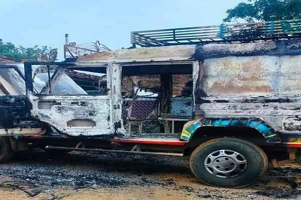 चतरा में नक्सलियों ने मचाया उत्पात, दो गाड़ियों में की आगजनी