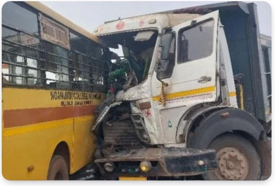 चाईबासा :  कॉलेज बस और डंपर की भीषण टक्कर, ड्राइवर समेत कई छात्र घायल