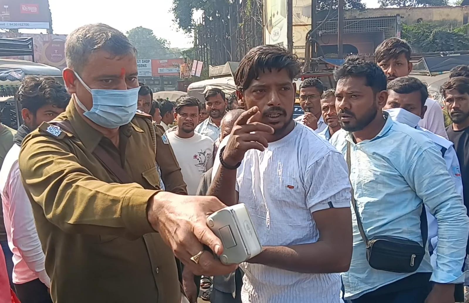 धनबाद :   श्रमिक चौक पर ऑटो और टोटो चालक में सवारी बैठाने को लेकर हाथापाई, पुलिस ने हिरासत में लिया