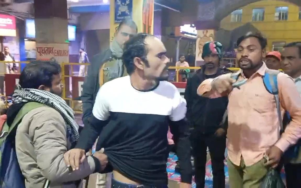 धनबाद स्टेशन पर रंगे हाथ पकड़ा गया मोबाइल चोर, यात्रियों ने आरपीएफ को सौंपा