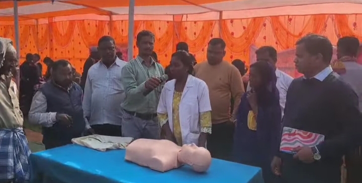 रामगढ़ :  ‘आपकी सरकार आपके द्वार’ में ग्रामीणों को दी जा रही CPR और फर्स्ट ऐड की ट्रेनिंग