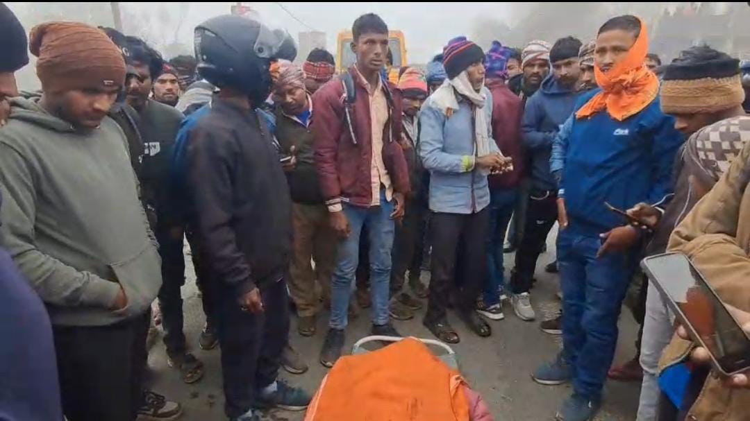 पलामू :  स्कूल बस की चपेट में आकर युवक की मौत, आक्रोशितों ने जपला–छतरपुर मुख्य सड़क जाम की