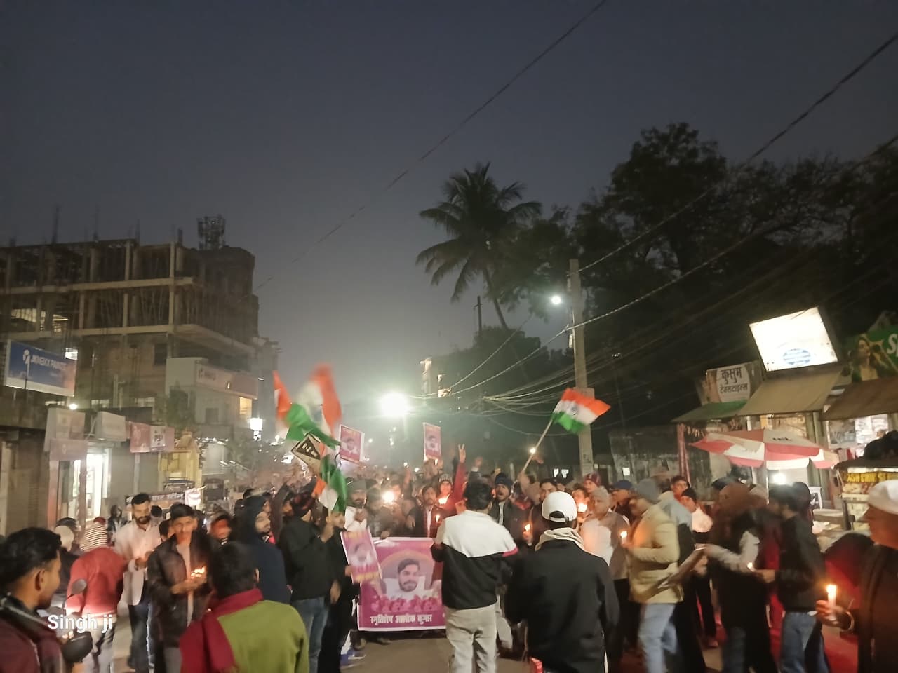 देवघर :   आलोक को इंसाफ दिलाने सड़क पर उतरे लोग, निकाला कैंडल मार्च