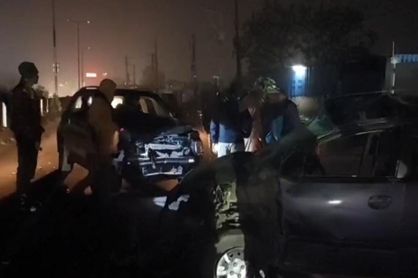 धनबाद :  आठ लेन सड़क पर रफ्तार का कहर, कार ने चार वाहनों को मारी टक्कर, युवक को भी रौंदा, हालत गंभीर