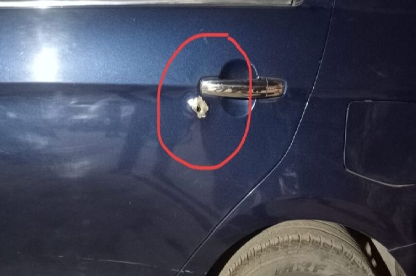 बोकारो : कोल फैक्ट्री की मालकिन व उनके बेटे पर जानलेवा हमला, अपराधियों ने कार पर की ताबड़तोड़ फायरिंग