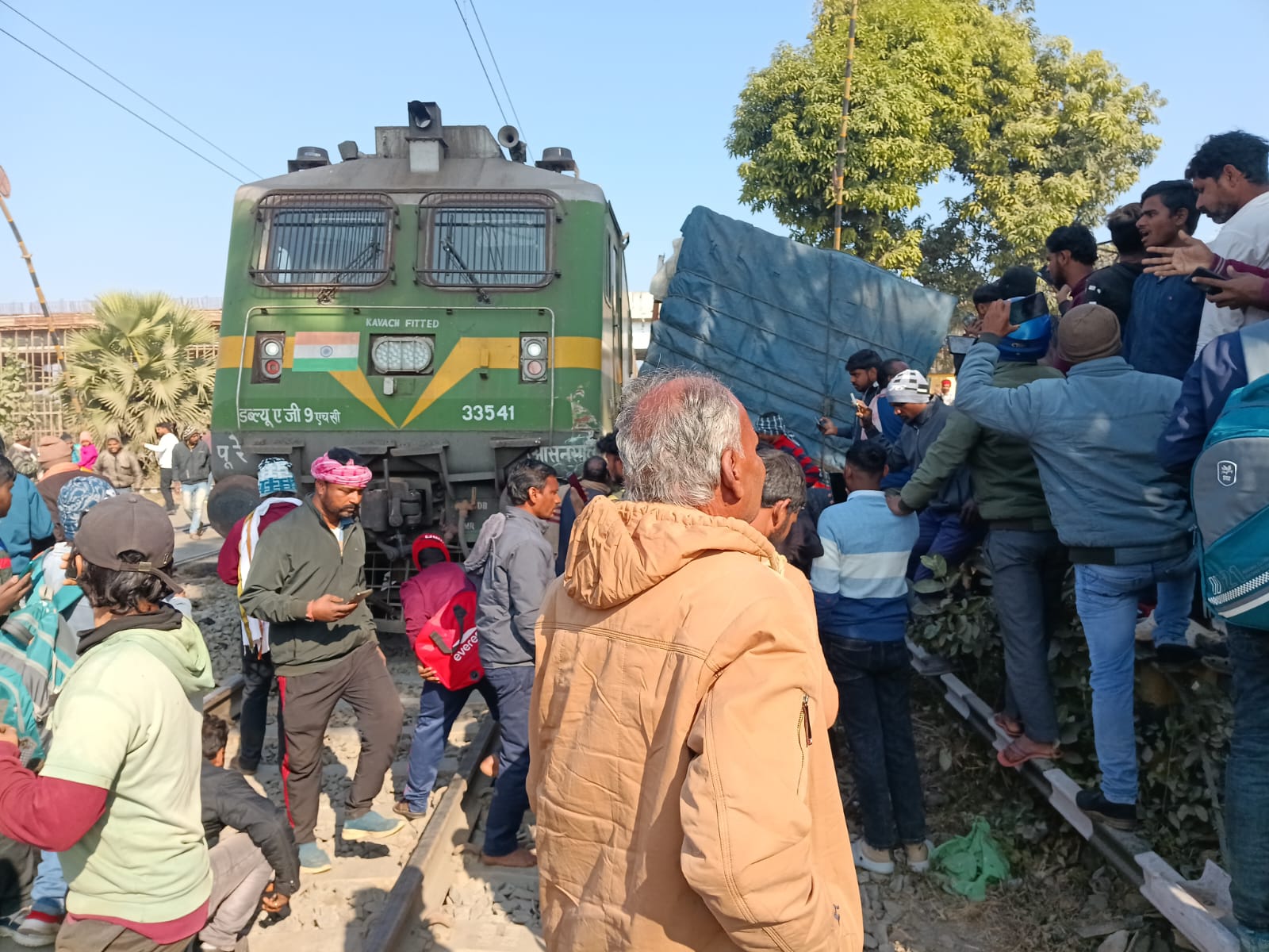देवघर :  रोहिणी नावाडीह फाटक पर ट्रेन व ट्रक की भिड़ंत, सड़क और रेल मार्ग बाधित