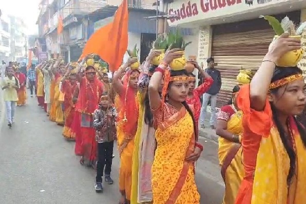 धनबाद :  श्रीराम मंदिर के वार्षिकोत्सव पर निकाली गई भव्य कलश यात्रा