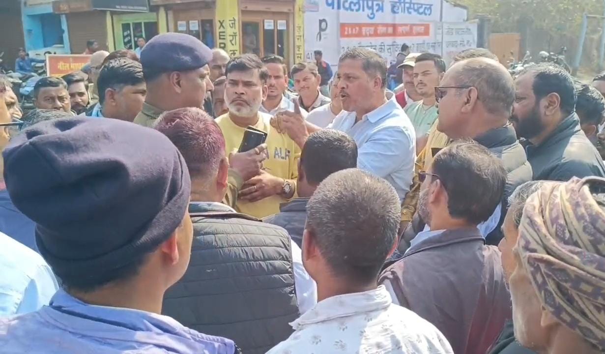 झरिया में परियोजना का रास्ता काटने पर भड़के BCCL कर्मी, एलबी सिंह के समर्थकों पर मारपीट का आरोप