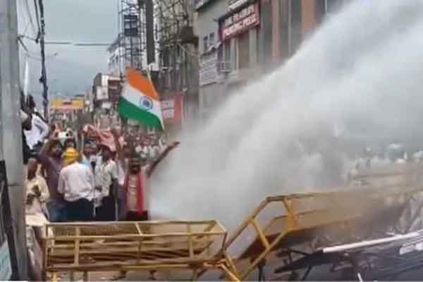 पटना में फेयर प्राइस डीलरों का उग्र प्रदर्शन, बैरिकेडिंग तोड़ी, धक्का-मुक्की की, पुलिस ने बरसाई लाठियां