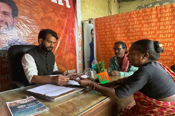 रामगढ़ : सांसद प्रतिनिधि का जनता दरबार, शिकायतों का हुआ त्वरित समाधान