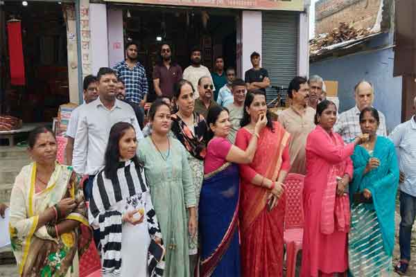 पलामू :  विरोध के बाद बेलवाटिका चौक से हटाई गई शराब दुकान, लोगों में खुशी
