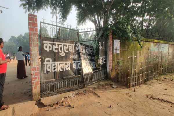 लातेहार : जंगली हाथियों का आतंक, कस्तूरबा गांधी स्कूल का गेट तोड़ा, दहशत