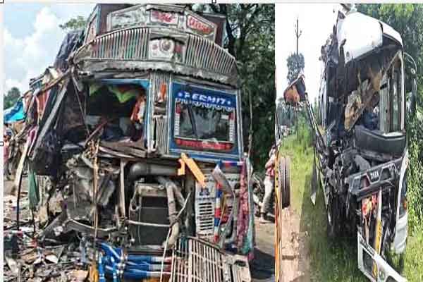 रामगढ़ :  कोठार में बस-ट्रक की टक्कर, दोनों चालकों की मौत, कई यात्री घायल