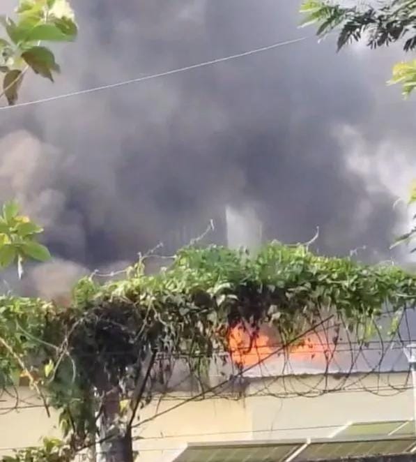 दुमका एयरपोर्ट के सोलर प्लांट में लगी भीषण आग, लाखों का नुकसान, बड़ा हादसा टला