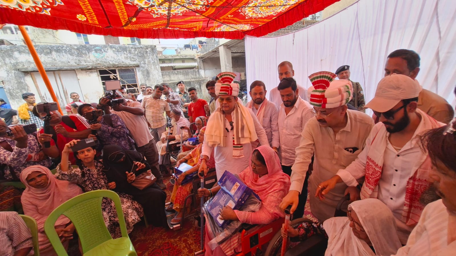 मंत्री इरफान अंसारी ने हिंदपीढ़ी के बुजुर्गों में बांटे व्हीलचेयर सहित अन्य उपकरण