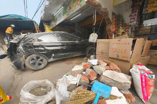 रांची :  चुटिया मेन रोड पर नशे में धुत कार चालक ने खड़ी कार को मारी टक्कर