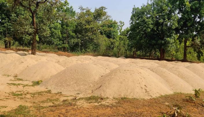 गुमला: अवैध बालू खनन के खिलाफ छापामार कार्रवाई, 60 हजार घनफीट बालू जब्त