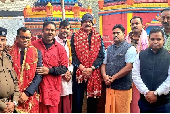 नौसेना प्रमुख ने मां छिन्नमस्तिके का लिया आशीर्वाद, कहा-भारत की सुरक्षा मजबूत हाथों में