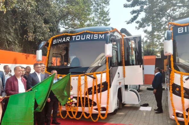 बिहार: मंत्री अरुण शंकर प्रसाद ने  दो लग्जरी कैरावैन बसों को किया रवाना, बस की कीमत 2.18 करोड़