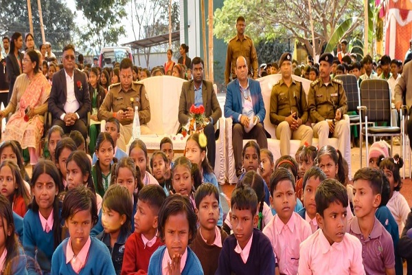 नेताजी सुभाषचंद्र बोस की जयंती पर बच्चों ने कला का किया प्रदर्शन, डीसी,SSP ने सराहा