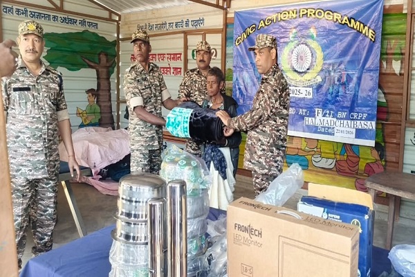 चक्रधरपुर: CRPF की सिविक एक्शन प्रोग्राम, ग्रामीणों को मिली राहत सामग्री