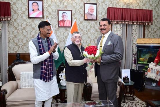 नौ सेना प्रमुख ने राज्यपाल से की मुलाकात