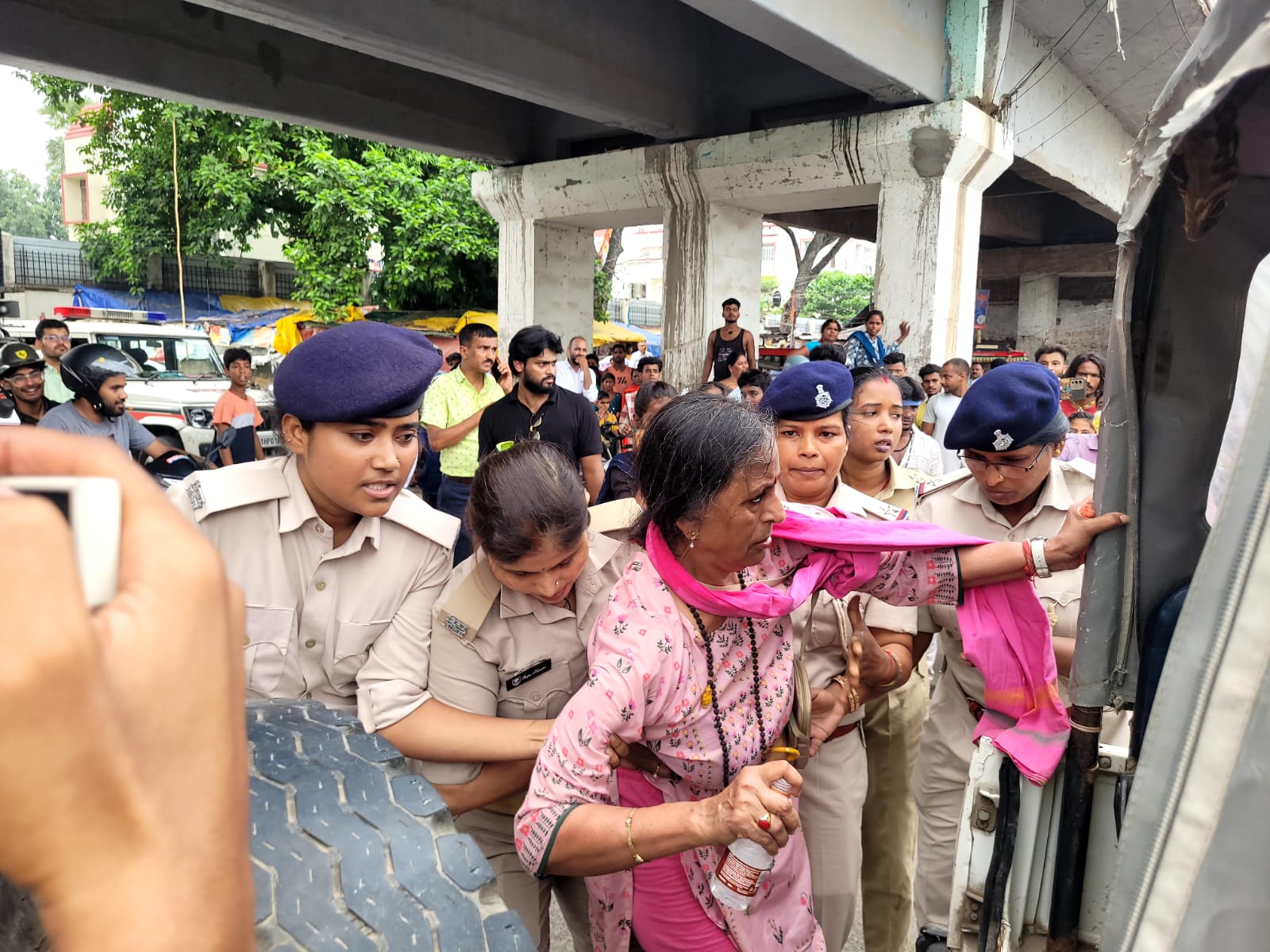 जनसुराज ने स्वास्थ्य मंत्री आवास का किया घेराव, पुलिस से झड़प के बाद कई कार्यकर्ता हिरासत में