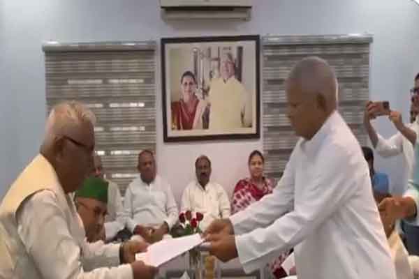 लालू यादव ने RJD के राष्ट्रीय अध्यक्ष पद के लिए भरा नामांकन, राबड़ी-तेजस्वी थे साथ