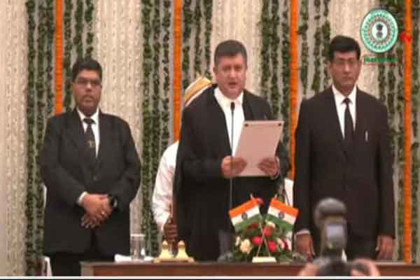 झारखंड हाईकोर्ट के नवनियुक्त चीफ जस्टिस तरलोक सिंह चौहान को राज्यपाल ने दिलाई शपथ