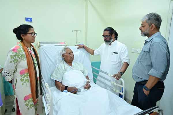 कड़िया मुंडा से सीएम हेमंत, बाबूलाल सहित कई नेताओं ने अस्पताल में की मुलाकात, स्वास्थ्य की ली जानकारी