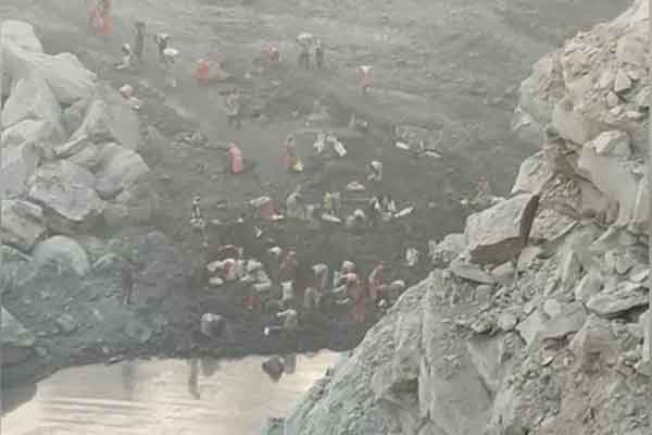 धनबाद :  बाघमारा में अवैध खनन के दौरान चाल धंसी, मजदूरों के दबे होने की आशंका, सरयू राय ने उठाए सवाल