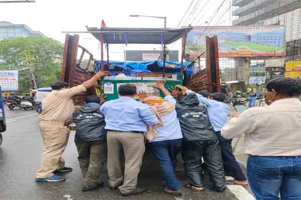 रांची :   अतिक्रमण पर चला प्रशासन का डंडा, अपर बाजार और सर्कुलर रोड से हटाए गए ठेले-दुकानें