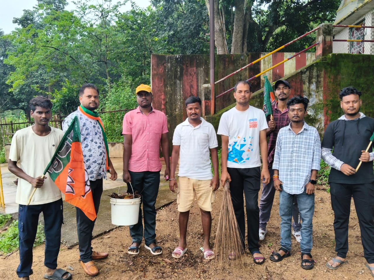 चाईबासा :  सेवा पखवाड़ा कार्यक्रम के तहत भाजयुमो ने की मंदिरों की साफ सफाई