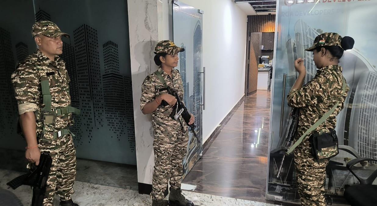 रांची :  कांके रिसॉर्ट के बीके सिंह, दुर्गा डेवलपर्स सहित नौ ठिकानों पर ईडी का छापा