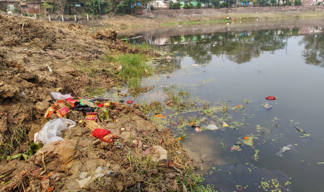धनबाद :  झरिया के राजा तालाब की साफ-सफाई अब तक अधूरी, श्रद्धालु परेशान, निगम पर उठे सवाल