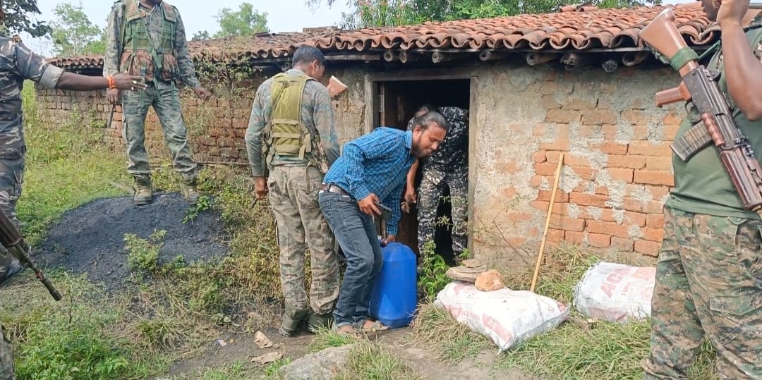 गिरिडीह :  अवैध शराब भट्टी का भंड़ाफोड़, 1000 लीटर महुआ शराब जब्त, उपकरण नष्ट