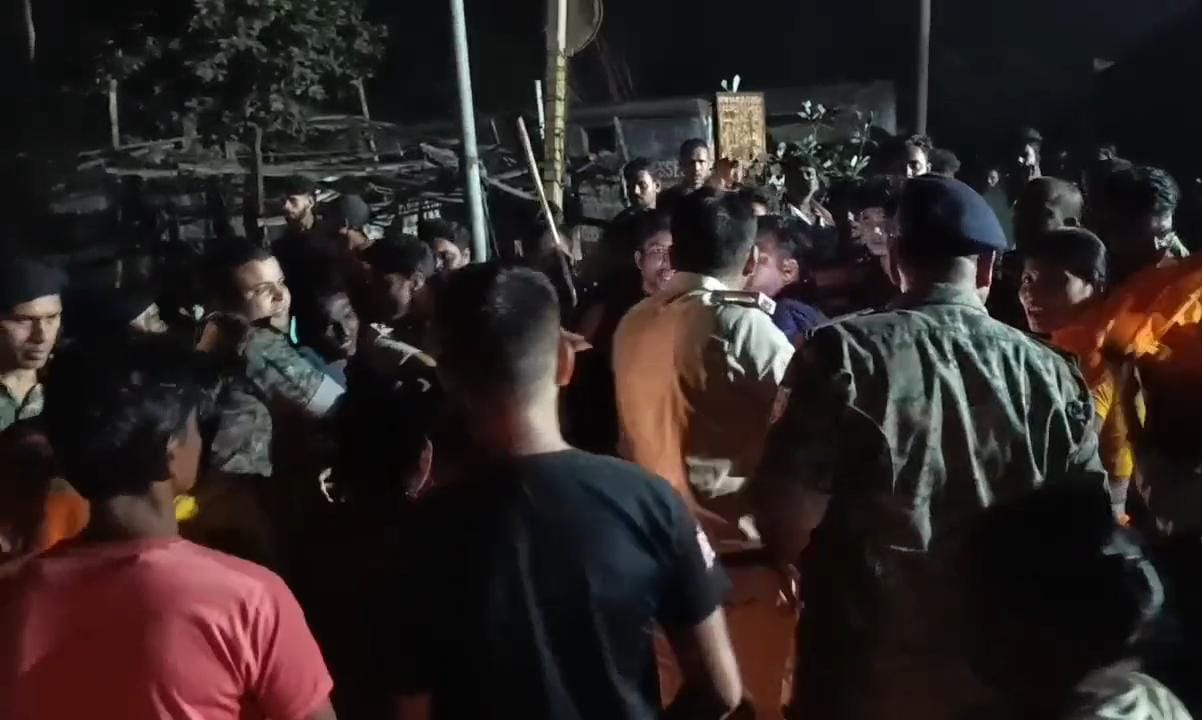 धनबाद :  JLKM नेता व हाइवा मालिक में खूनी संघर्ष, आत्मदाह की कोशिश, पुलिस का लाठीचार्ज