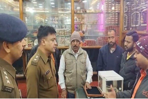 रामगढ़ : लूटकांड की जांच करने विजय ज्वेलर्स पहुंचे एसपी, ली जानकारी