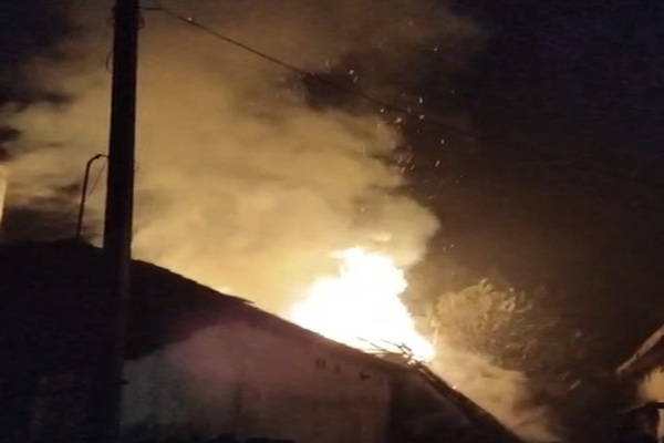 साहिबगंज-जमशेदपुर में लगी भीषण आग, तीन घर व गैरेज जलकर राख, लाखों का नुकसान