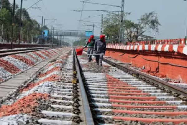 चनपटिया: ट्रैक मेंटेनेंस के दौरान हादसा, एक रेलकर्मी की ट्रेन की चपेट में आने से मौत