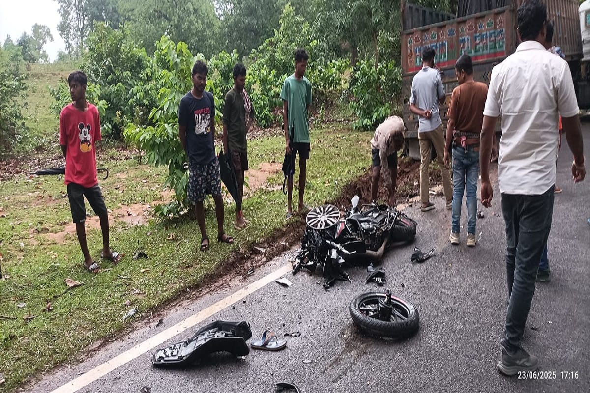 सिमडेगा में भीषण सड़क हादसा, ट्रेलर की चपेट में आकर बाइक सवार तीन युवकों की मौत