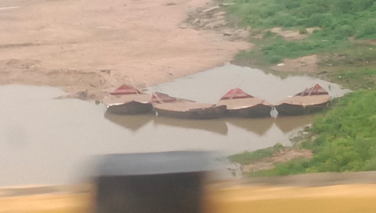 NGT का आदेश ताक पर, धनबाद में धड़ल्ले से हो रहा बालू का अवैध खनन, पुलिस-प्रशासन बनी मूकदर्शक