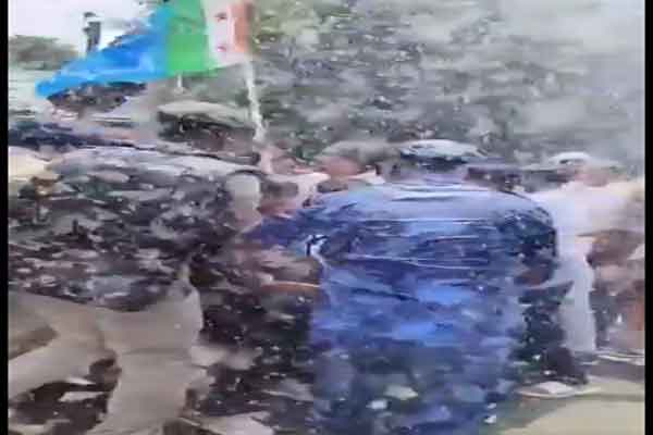 पटना :  NSUI कार्यकर्ताओं का विस घेराव, बैरिकेडिंग तोड़ी, लाठीचार्ज और वाटर कैनन का इस्तेमाल