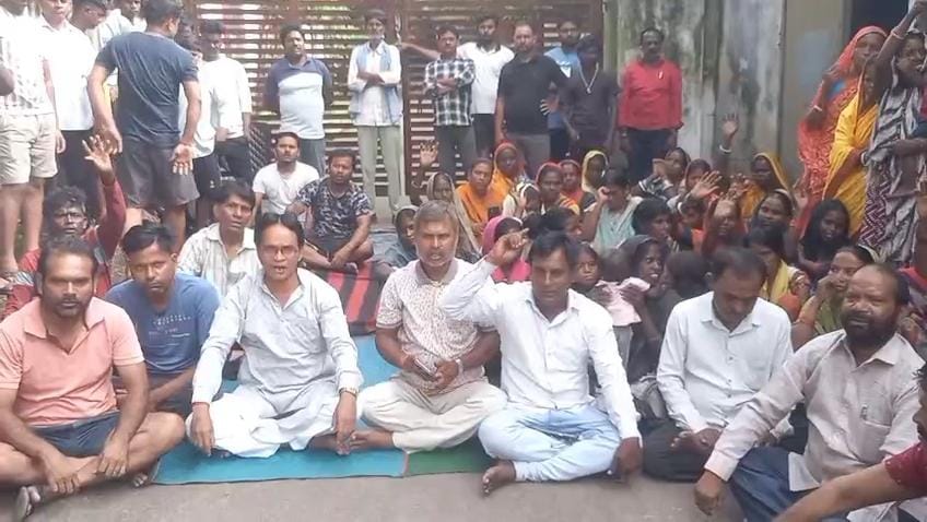 बिजली संकट पर भड़के ग्रामीण, BCCL एरिया-9 ऑफिस की गेट पर जड़ा ताला