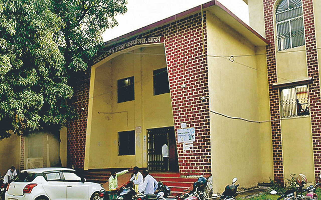 उपायुक्त के नाम पर 40 हजार रुपये घूस मांगनेवाले कर्मचारी की मौज