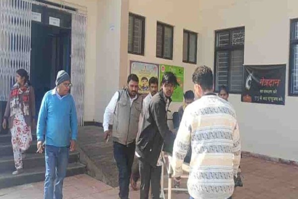 लातेहार :  क्रिसमस की होर्डिंग लगाते समय करंट लगने से युवक घायल